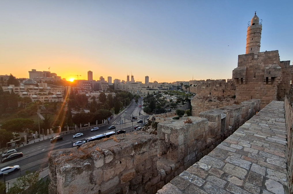 שקיעה בטיילת החומות