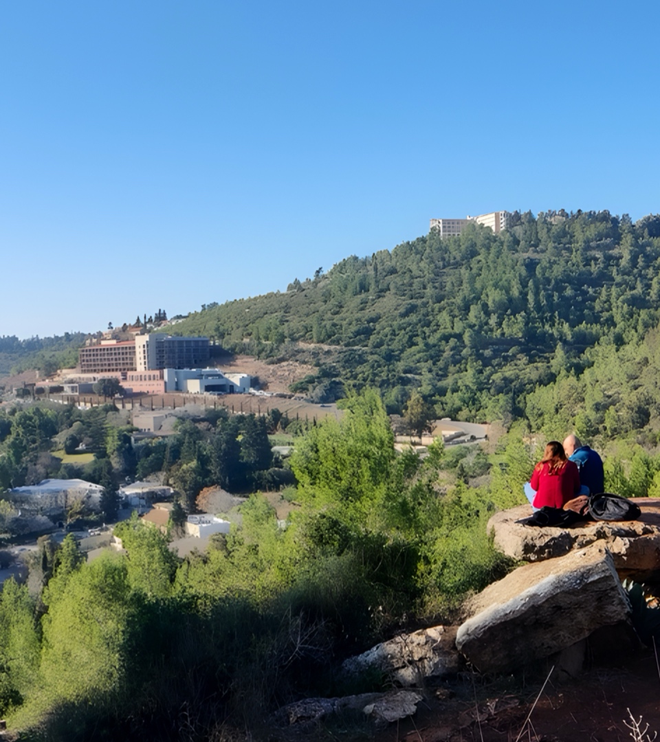 תצפיות מרגשות לימי הסתיו - למעלה מ-100 נקודות קסומות של אור, שלווה ונוף: תצפית המזבח בקרית ענבים. תצפית במסלול ארוך-חזור