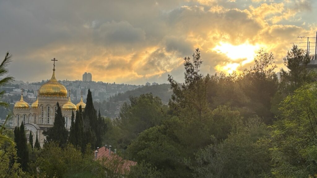 תצפיות מרגשות לימי הסתיו - למעלה מ-100 נקודות קסומות של אור, שלווה ונוף: תצפית על צריחי מנזר גורני המוזהבים משביל הטיילת. תצפית במסלול ארוך-חזור או חד כיווני