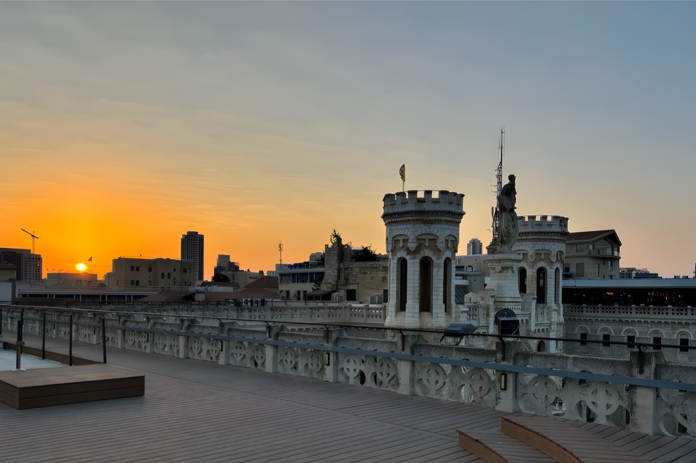 תצפית שקיעה מנוטרדם דה-ג’רוזלם - מראה השקיעה ממרפסת הגג