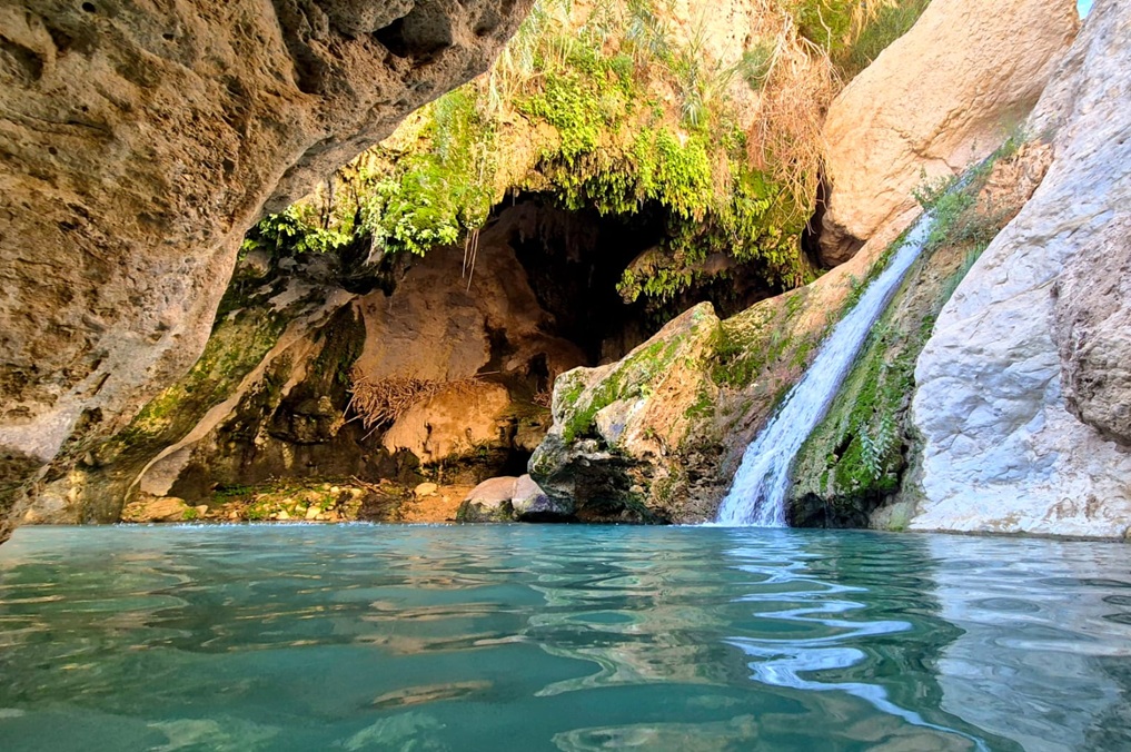 מערת דודים - בריכה ומפל מרהיבים ביופיים